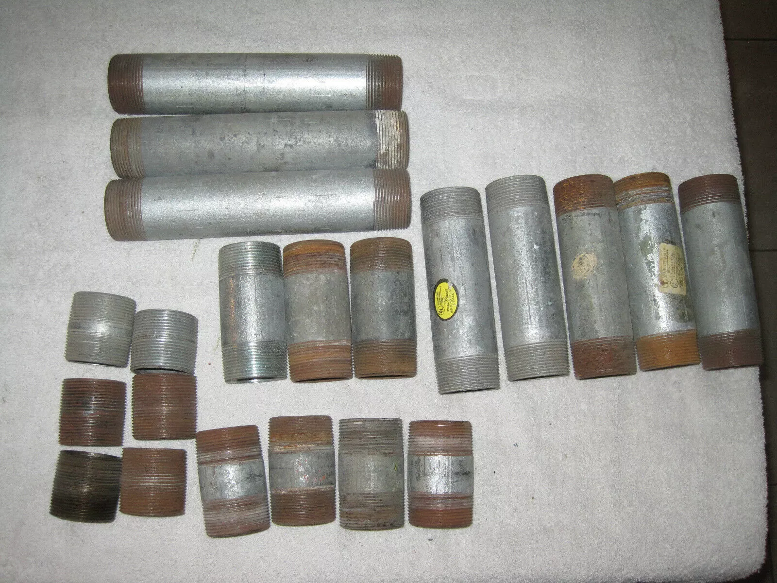 (21) Piece Assortment 1 1/2″ Pipe Nipples